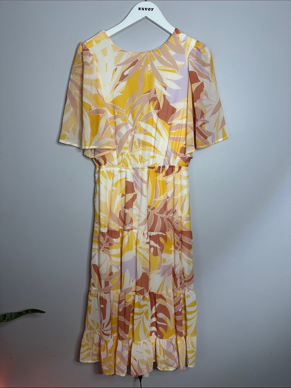 Pink Lily Floral Flutter-Sleeve Midi Dress in Yellow & Cream size M